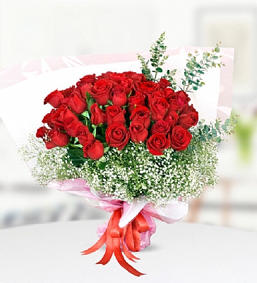 33 Krmz Gl Buketi Krmz gl, cipsofilya ve eitli yeillikler ile hazrlanm buket.