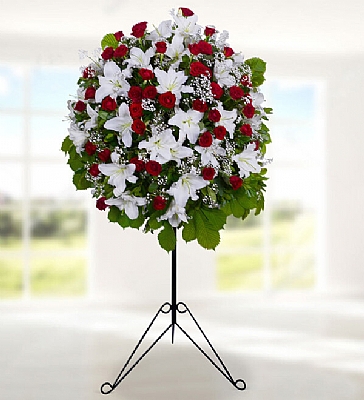  Krmz Gl ve Lilyum Ferforje Beyaz lilyum ve krmz gller ile hazrlanm al, dn, nian ve nikah iei.